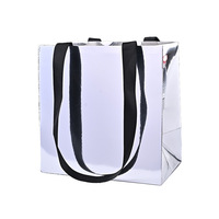 Sacs en papier en stock, sacs fourre-tout, sacs cadeaux haut de gamme style Instagram pour magasins de vêtements, sacs pour la Journée des enfants en carton blanc avec logos personnalisés et couleur