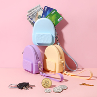 Cadeaux promotionnels, porte-monnaie en silicone souple en forme de petit sac à dos avec crochet, portefeuilles mignons pour filles