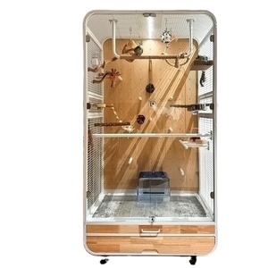 Grote verplaatsbare papegaaienkooi met massief houten en ijzeren constructie en panoramisch design - Product Image 1