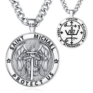 Ciondoli all'ingrosso di San Michele con la scritta 'Proteggici', in rame placcato rodio, amuleto, gioielli religiosi e spirituali, collana da uomo - Product Image 1