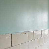 Peinture de rénovation inorganique à haute adhérence avec liant minéral silicaté pour le renouvellement des surfaces en béton, carrelage, bois, métal et marbre