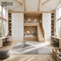 Système de garde-robe scandinave double pour enfants intégré à un lit superposé avec rangement et escalier pour suite de villa moderne partagée