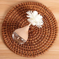 Vente en gros de diffuseur d'arôme de voiture en bois 8ml 10ml bouteille de parfum de voiture avec bouchon en bois et fleur de Sola
