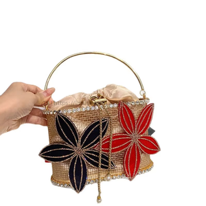 Bolso de mano y bandolera de PVC para industria pesada, con diseño de cesta de jaula de pájaros, cadena de flores huecas y cubo de agua de cristal, con cierre de hebilla, Tanjing - Product Image 5