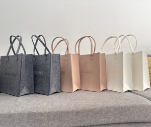 Sacs fourre-tout personnalisés en feutre écologique avec logo pour les femmes qui font du shopping - Product Image 3