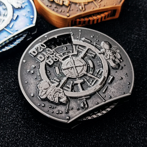 Bandeja giratoria metálica <span class=keywords><strong>7</strong></span> en <span class=keywords><strong>1</strong></span> para dados de juegos de mesa DND COC RPG, generador de números aleatorios D20 D10 D8 D6 D4, diseño de astronauta cósmico - Product Image 6