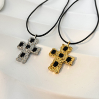 Collier en corde cirée avec pendentif croix en acier inoxydable, motif martelé et zircon incrusté, inaltérable