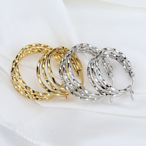 Pendientes de Aro Triple de Acero Inoxidable Chapados en Oro de 18K y Plata con Alambre Trenzado |   Aros Geométricos Ligeros con Cierre de Clip para Mujer - Product Image 2