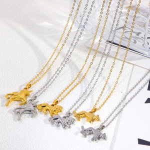 Collana Choker GOODLUCK in Acciaio Inox Placcato Oro 18K con Ciondolo Animale in Zircone, Gioielli con Charm Unicorno e Leone per Donna, Vendita all'Ingrosso - Product Image 3