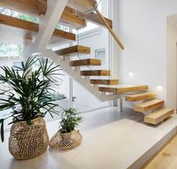 Escalier moderne et durable avec tubes en acier carrés et garde-corps en verre pour appartements, magasins ou villas