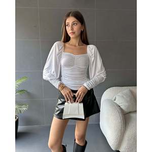 Blusa Elegante Negra para Mujer, con Cuello en Forma de Corazón, Fruncido en el Frente y Puños, Tela Suave de Poliéster y Lycra para Uso Casual - Product Image 1