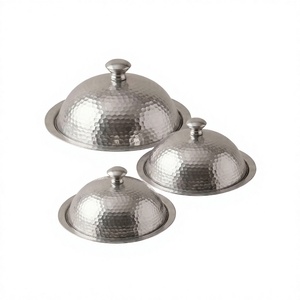 Assiettes de service rondes en métal martelé avec couvercles en dôme pour la restauration de table lors de fêtes - Product Image 6
