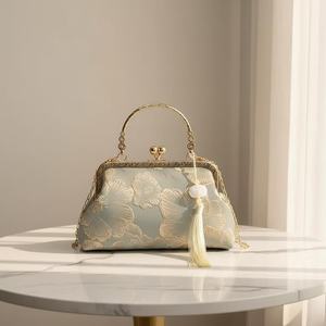 Pochette à bijoux carrée légère brodée à la main, style floral en soie, design artistique, taille personnalisée, haute qualité - Product Image 2