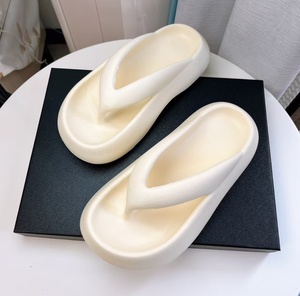Sandalias de plataforma con cuña y estilo slip-on para mujer, marca Dopaminer, con suela de EVA que brinda sensación de nube, ideales para usar en casa y en la playa. - Product Image 3