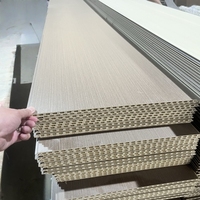 Panneau de plafond en PVC à lamination imitation bois, résistant à l'humidité, pour la décoration murale intérieure des halls