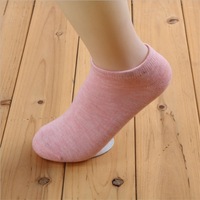 Chaussettes de bateau courtes de couleurs fantaisie pour femmes pour l'été mince coupe basse longueur de cheville tricoté utilisation quotidienne avec logo sur le bas de la manchette du corps