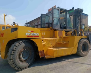 Chariot élévateur TCM KALMAR de 25, 30, 35 et 45 tonnes à vendre pour terminal portuaire, espace de stockage de conteneurs, manutention lourde, équipement de levage. - Product Image 4