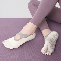 Chaussettes de yoga à cinq doigts avec design antidérapant croisé, en stock usine. Convient aux studios de yoga, à la danse et au fitness.