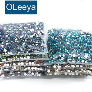 Oleeya Vente en gros de strass 10000 pièces/sac, tailles mixtes SS6-SS30, strass en résine argentés à dos plat pour la décoration des ongles - Product Image 1