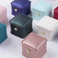 Boîte à bijoux personnalisée de haute qualité avec logo du fabricant, boîte à bagues en cuir PU de luxe décorée d'une couronne, pour mariage et fiançailles