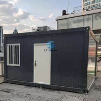 Maison conteneur mobile mini préfabriquée démontable 20 pieds en panneaux sandwich d'acier avec toit incliné respirant pour hôtel, atelier, salle de bain