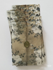 Carte de vœux élégante en papier artistique à motif floral avec estampage doré et finition en vélin translucide pour invitations de mariage - Product Image 2