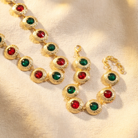 Ensemble collier et bracelet plaqué or de style bohème avec incrustation de cristaux rouges et verts pour femmes, idéal comme cadeau de fête