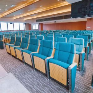 كراسي قاعة محاضرات حديثة قابلة للطي من سبائك الألومنيوم بمساند ذراع ثابتة - سطح قماشي متين صديق للبيئة مريح ومصمم هندسيًا للمدارس - Product Image 1