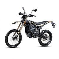 Moto électrique tout-terrain Surron Ultra Bee Road Edition 2026 avec moteur avant sur moyeu et partie avant surélevée, homologuée pour la circulation