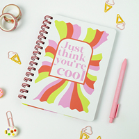 Mignon cahier à spirale de taille A5 à impression personnalisée avec logo personnalisable, motifs de cœur et de fleurs installés