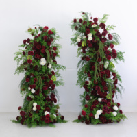 Arche florale vert-blanc haut de gamme avec suspensions en forme de corne et guirlandes florales fuchsia pour décorations de table de mariage et de fête