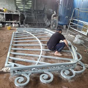 Toldo de hierro forjado estilo europeo con estructura de acero sólido y techo de policarbonato en negro, cobre, bronce y estaño, procedente de Vietnam. - Product Image 5