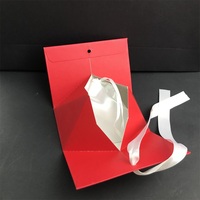 Différentes tailles pour les invités, Triangle personnalisé pliable pliable emballage Design faveurs cadeau couleur boîte à bonbons cadeaux de mariage