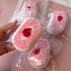 Jouet Squishy Réaliste Fraise Crème 9cm, Nouveau Jouet Anti-Stress pour Enfants et Adultes, Cadeau pour une Bonne Humeur - Product Image 1