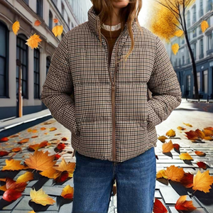 Chaqueta Bomber Corta Marrón Sólida Personalizada para Hombre, Cuello Alto, Botones Cubiertos, Relleno de Poliéster Reciclado, Estilo Urbano de Primavera, Logotipo Frontal - Product Image 2