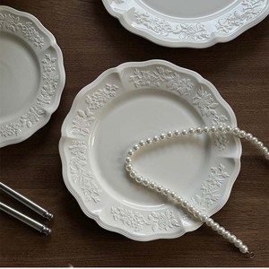 Assiette en céramique blanche à motifs floraux en relief, moderne et exquise, de 10 pouces, idéale pour les mariages occidentaux - Product Image 5