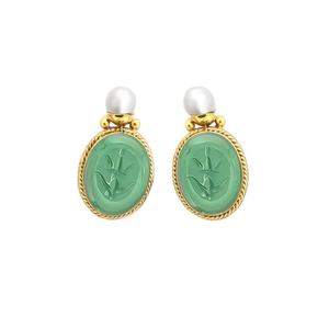 Orecchini Pendenti Placcati Oro E4539 con Perla Coltivata di Grado AAA e Pietra Intagliata a Forma di Pianta Verde con Incastonatura a Castone, Gioielli Classici da Donna - Product Image 1