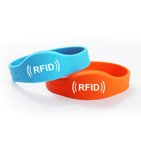 Kunden spezifisches wasserdichtes Silikon armband mit NFC-RFID-und QR-Code 13,56 MHz Mini-Tag 1K-Chipfrequenz