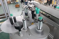 Machine d'étiquetage autocollante pour les coins supérieurs et latéraux des boîtes rigides cosmétiques