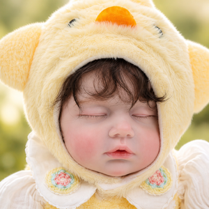 Muñeca <span class=keywords><strong>Reborn</strong></span> de Vinilo de 24 Pulgadas con Cuerpo de Tela, Muñeca Bebé Durmiente Realista con Cabello Enraizado en Mono Amarillo <span class=keywords><strong>para</strong></span> Niños, Regalo Ideal - Product Image 3