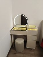 Bureau de toilette moderne extensible avec miroir rond éclairé sur pied et plateau en verre, combinaison commode à 3 tiroirs pour hôtels et chambres à coucher