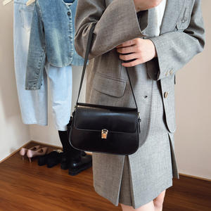 กระเป๋าสะพายไหล่ผู้หญิงสีพื้นเรียบง่ายสไตล์เรโทรใหม่ปี 2025 คุณภาพสูง แฟชั่นเกาหลี กระเป๋าใต้วงแขน ดีไซน์เฉพาะตัว สำหรับกระเป๋าทรงบาแกต - Product Image 1