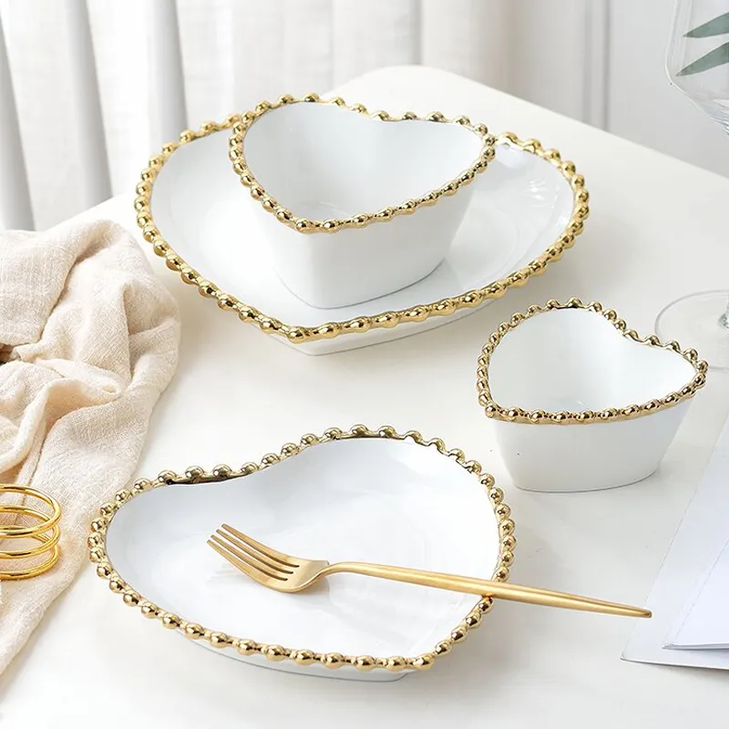 Großhandel Restaurant Hotel Party Veranstaltung herzförmige Keramik Vorspeise Nachtisch Platte Gold Perlen Speiseteller für Hochzeit