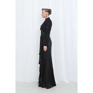 Robe de soirée longue en satin noir pour femme Puane avec haut brodé et détail de taille drapé - Robe de soirée élégante Abiye - Product Image 3