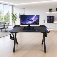 Bureau de jeu de grande surface en gros avec éclairage LED RGB, porte-gobelet, crochet pour casque, table ergonomique pour ordinateur PC