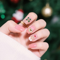 Accessoires de Noël en gros en alliage métallique rose, motifs mignons de dessins animés, strass 3D, breloques chaussettes, chapeaux, cerfs, arbres, flocons de neige pour nail art