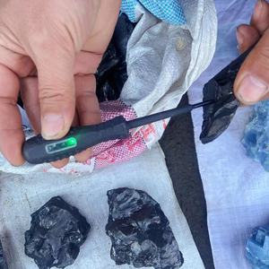 Commercio all'ingrosso di cristallo naturale artigianato di <span class=keywords><strong>pietra</strong></span> preziosa di Schungite <span class=keywords><strong>pietra</strong></span> preziosa di <span class=keywords><strong>pietra</strong></span> grezza di <span class=keywords><strong>Shungite</strong></span> d'elite per la decorazione - Product Image 6