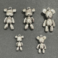 En gros, accessoires de bijoux en alliage tendance Hip Hop, breloques pour sweats à capuche de couple au design original, et accessoires de collier punk avec ours agressif articulé