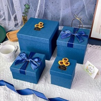 Boîte cadeau de la Saint-Valentin de grande taille, carrée, bleue, exquise, en stock, avec décoration en nœud gris et sac fourre-tout