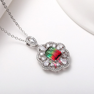 Collana con Pendente da Donna in Argento 925, Cristallo Strass a Forma di Fiore, Taglio Smeraldo, Montatura a Griffe, Classica per Uso Quotidiano, con Catena a Maglie - Product Image 1
